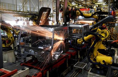 2月25日,在广西柳州市柳东新区一家汽车企业的智能工厂里,工业机器